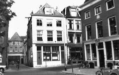 848015 Gezicht op de zuidoosthoek van de Neude te Utrecht, met rechts het pand Neude 39 (firma Lammerts van Bueren); ...